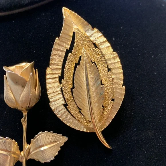LOT OF 4 60’s GOLDEN LEAF BROOCHES AND ROSE BROOCH - Picture 7 of 13
